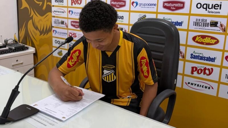Destaque do sub-17, Caio Rocha assina primeiro contrato profissional com o Novorizontino