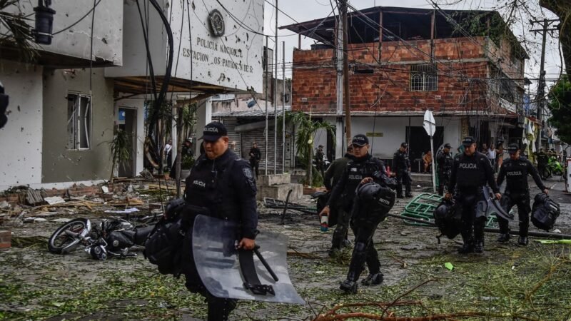 Explosão de carro-bomba deixa um morto e 11 feridos na Colômbia