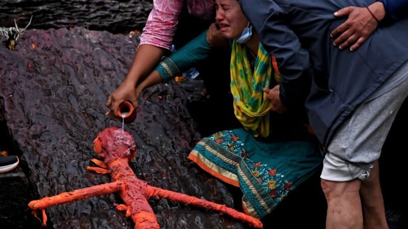 Famílias organizam funerais sem corpos no Nepal uma semana após avalanche mortal