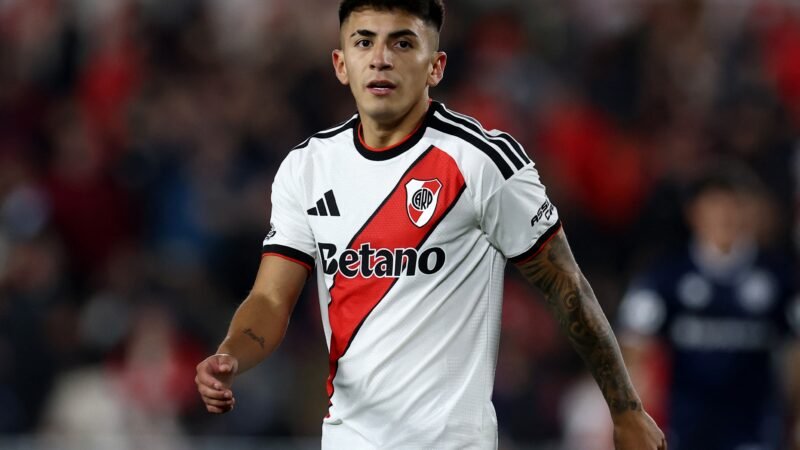 Publicação do River Plate com jogada de Almada provoca batalha nas redes com torcida do Flamengo