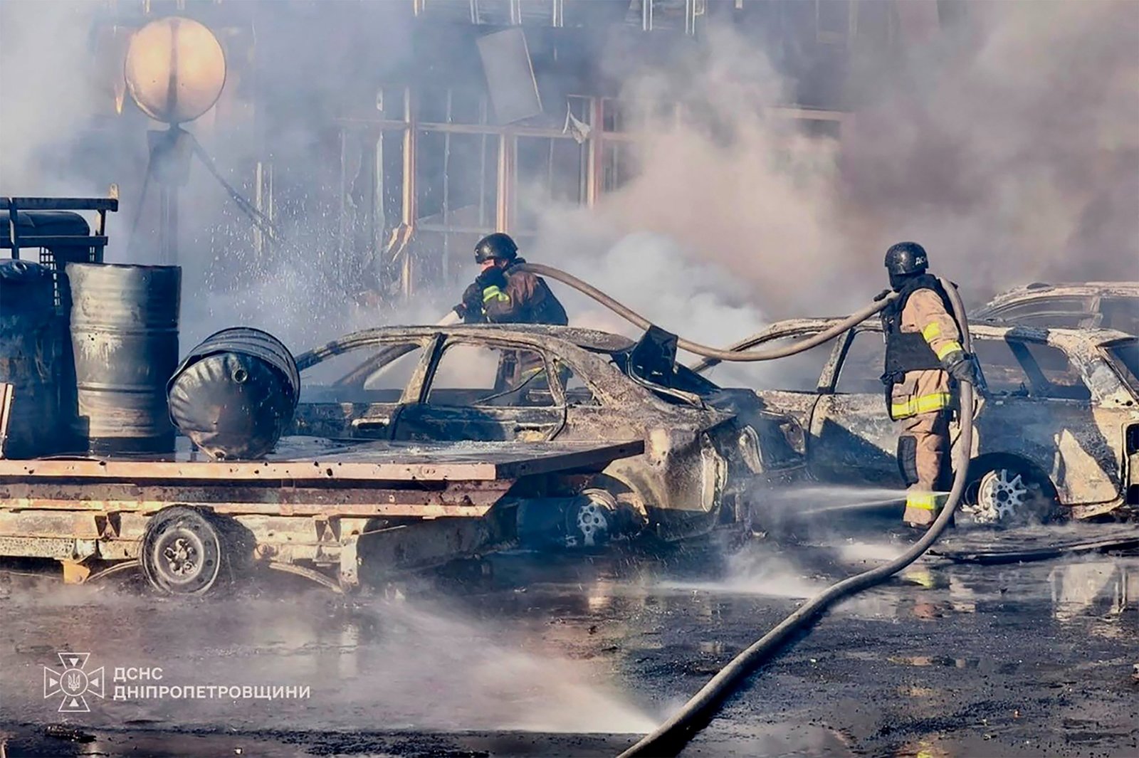 Rússia bombardeia shopping na Ucrânia e deixa mortos e feridos