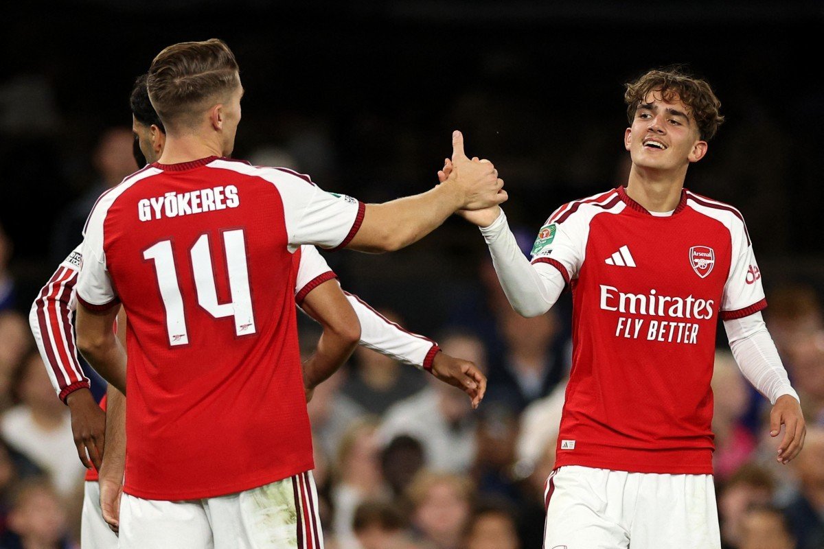 Joia de 16 anos brilha com dois gols, e Arsenal vence o Ipswich e avança na Copa da Liga Inglesa