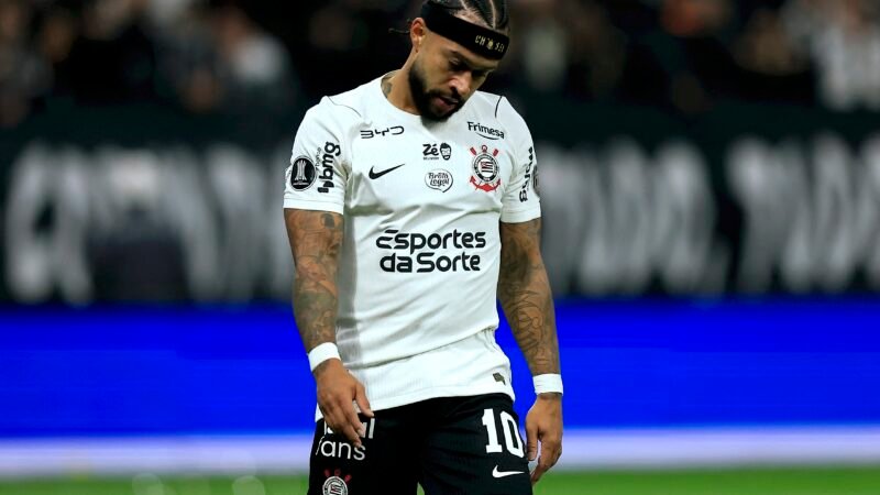 Dirigente do Corinthians diz que multa por ausência em zona mista pode ser cobrada de Memphis