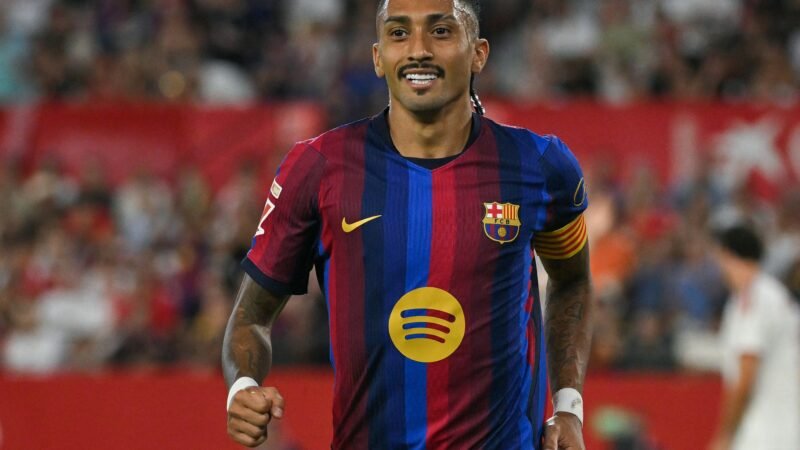 Flick rasga elogios a Raphinha no Barcelona e comemora renovação do brasileiro: “Capitão perfeito”