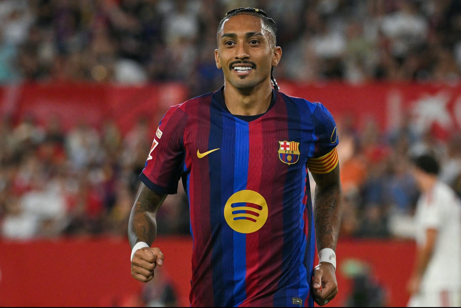 Flick rasga elogios a Raphinha no Barcelona e comemora renovação do brasileiro: “Capitão perfeito”