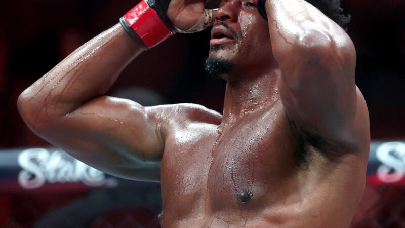 UFC 331: Lutador vence com fratura exposta no dedo; imagem é forte