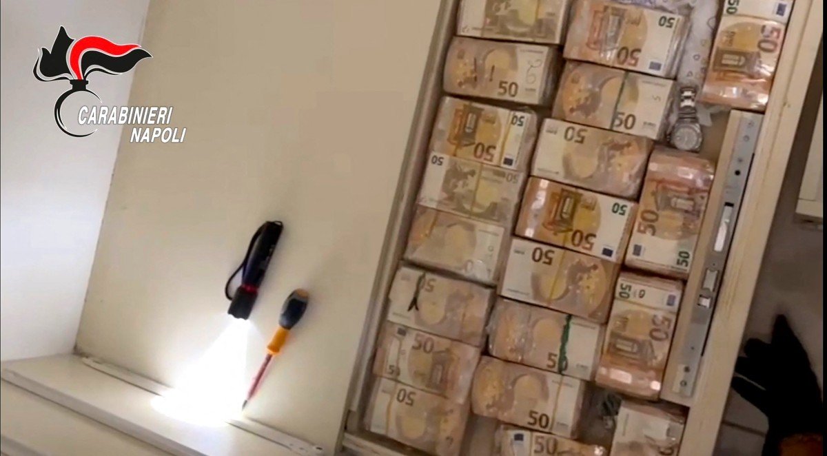Armas russas, 11 Rolex e R$ 17 milhões dentro da parede: polícia prende suspeito de ligação com máfia italiana
