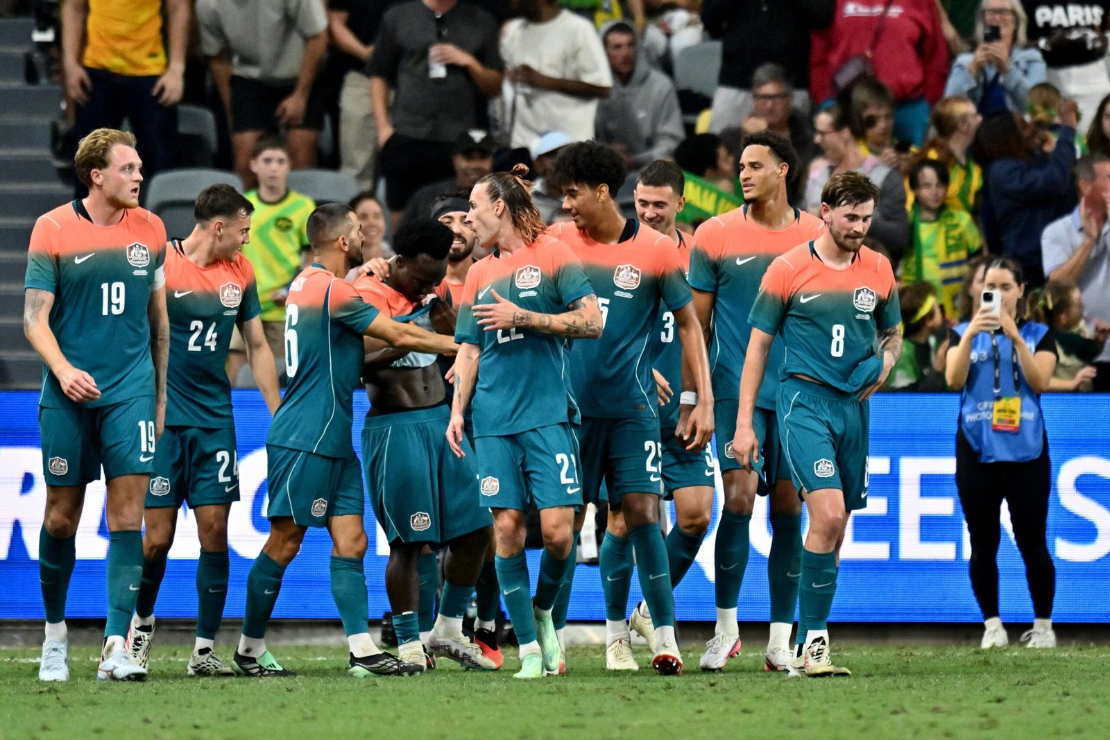 Irankunda, autor do gol da Austrália em amistoso, revela que conhece Palmeiras e Corinthians no Brasil