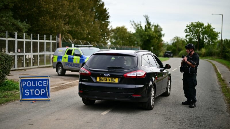 Polícia britânica não encontra explosivos em carros de suspeitos perto de base usada pelos EUA