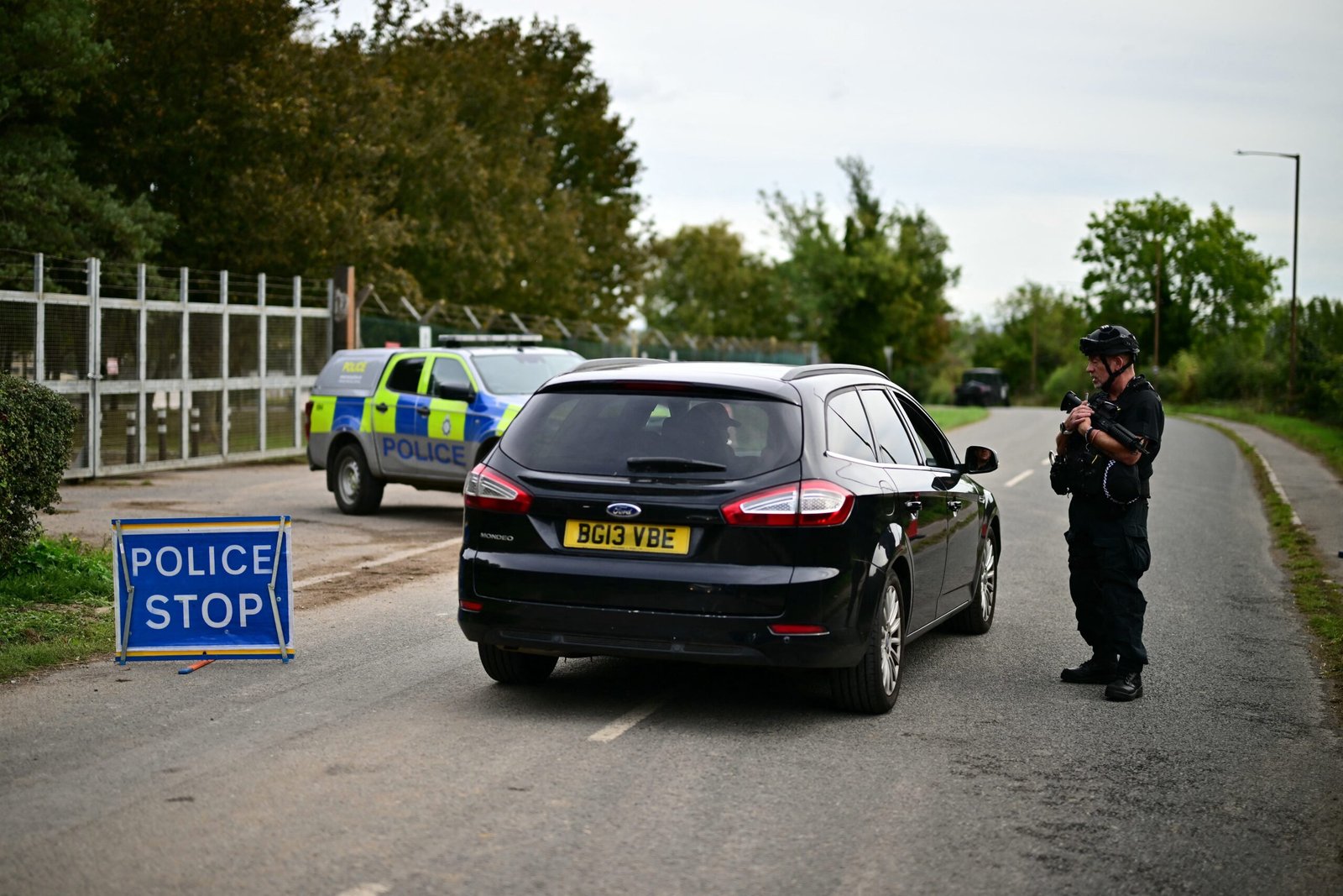 Polícia britânica não encontra explosivos em carros de suspeitos perto de base usada pelos EUA
