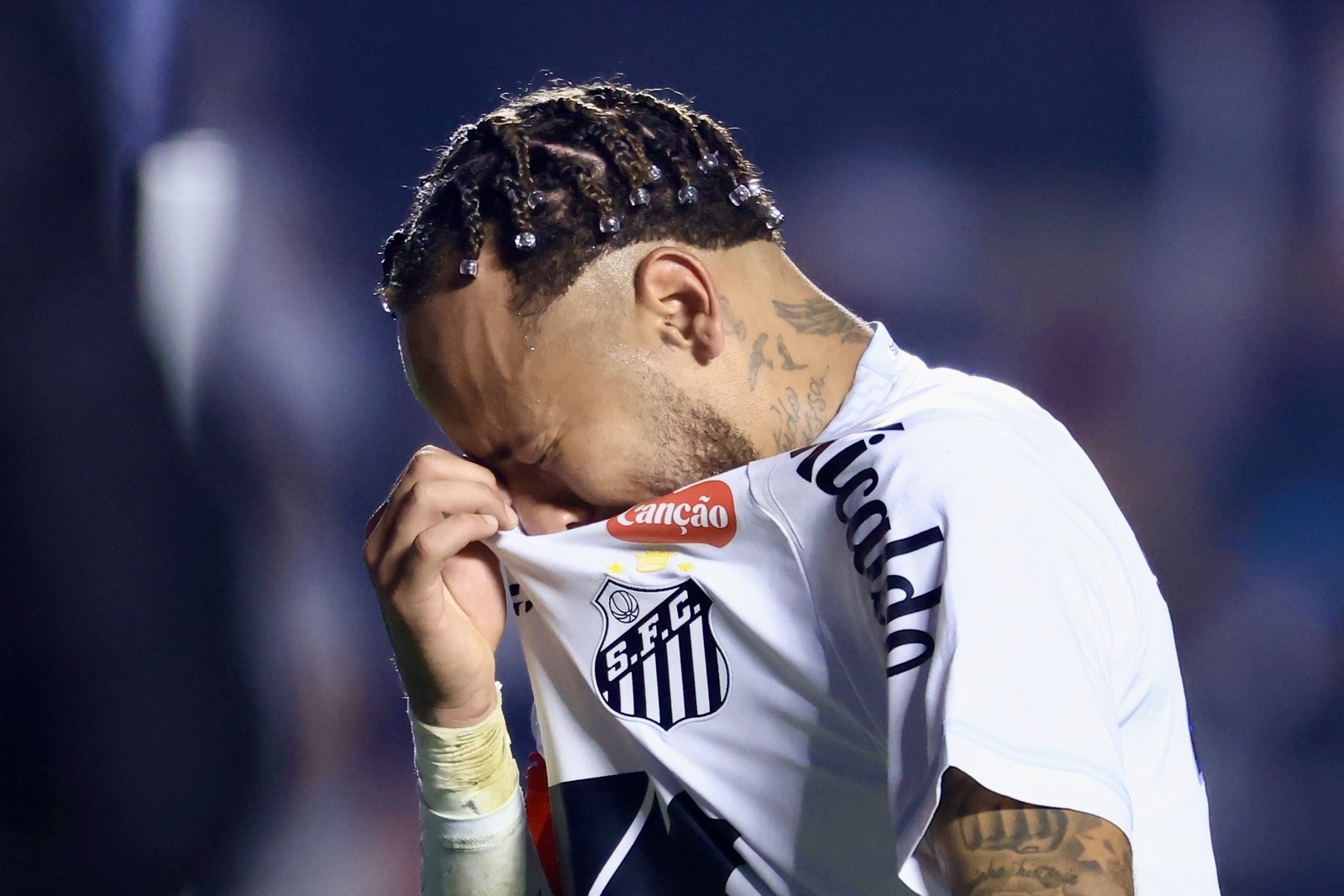 “O Neymar chora o tempo todo”: camisa 10 do Santos vira piada em série Ted Lasso