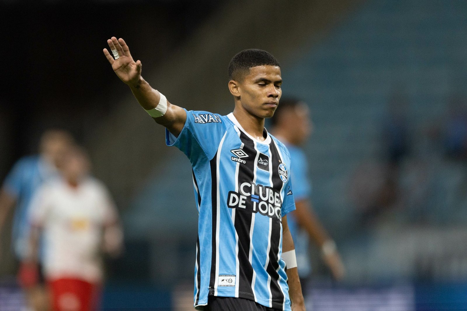 Enamorado transferiu R$ 22 mil para golpista que se passava por Luís Castro, técnico do Grêmio