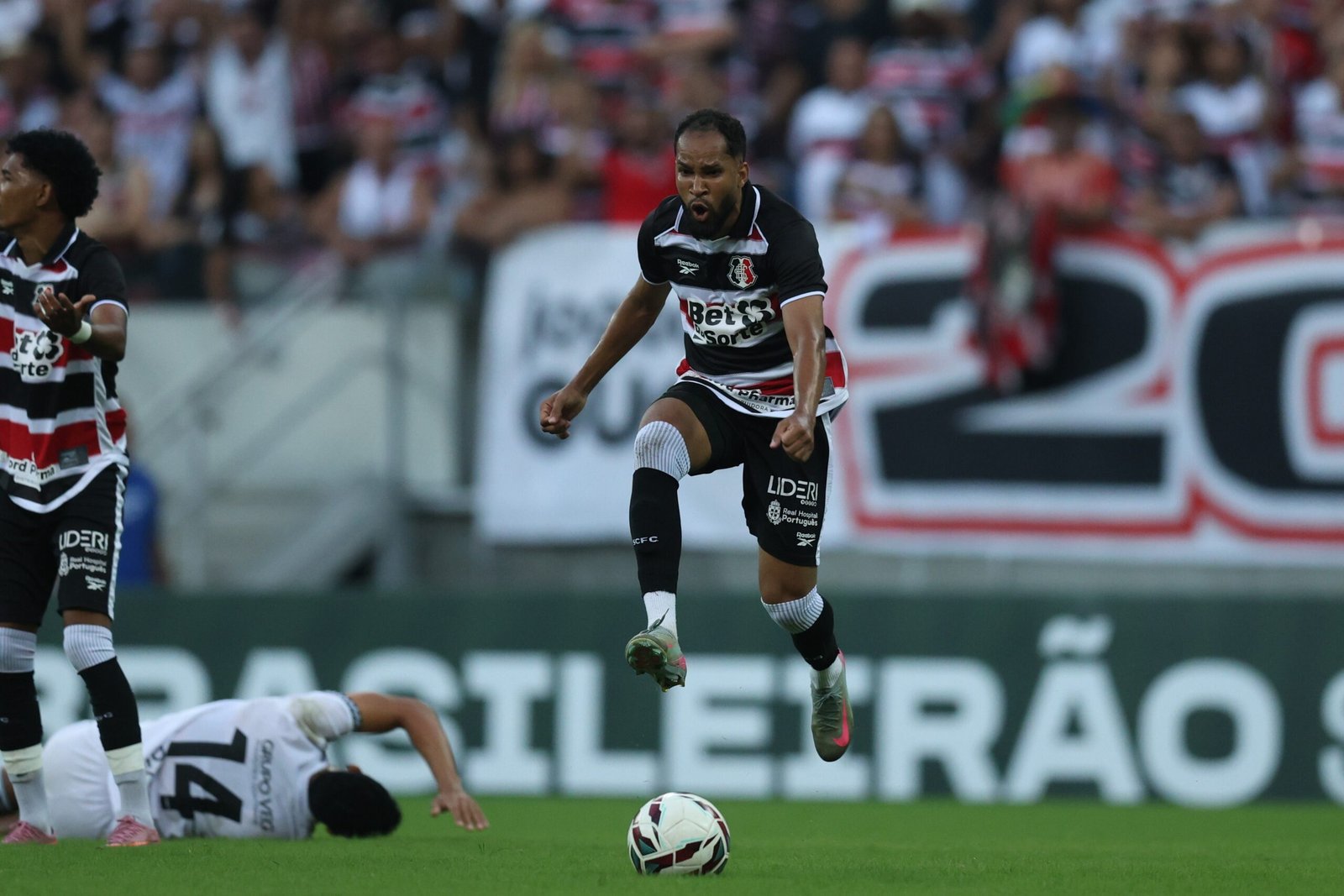Santa Cruz embarca rumo a Fortaleza para resolver acesso contra o Floresta, diz Everaldo