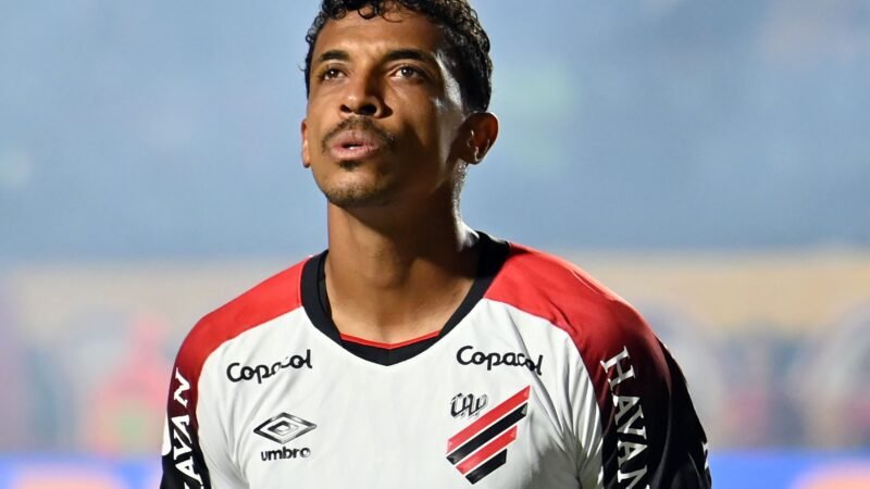 Sem redes sociais desde o 7 a 1, Luiz Gustavo lidera o Athletico e revela medo de fim da carreira