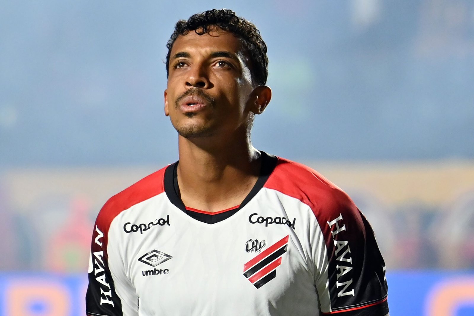 Sem redes sociais desde o 7 a 1, Luiz Gustavo lidera o Athletico e revela medo de fim da carreira