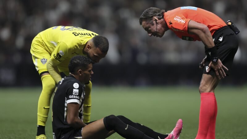 Ruan deixa Atlético-MG x Cruzeiro depois de nova dividida com Kaio Jorge; assista