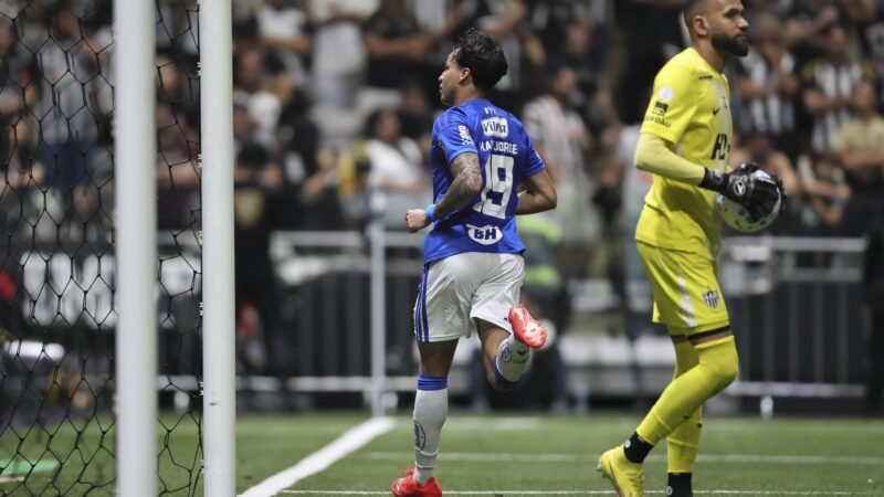 Kaio Jorge marca pelo Cruzeiro, gera revolta no Atlético-MG e provoca: “Papai tá aqui”; vídeo