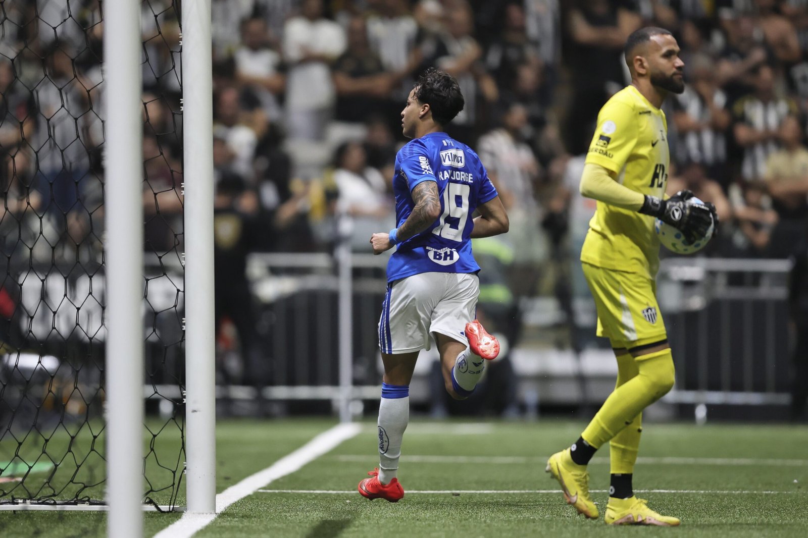 Kaio Jorge marca pelo Cruzeiro, gera revolta no Atlético-MG e provoca: “Papai tá aqui”; vídeo