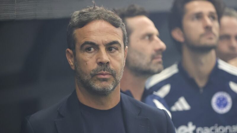 Artur Jorge explica substituição de trio milionário no Cruzeiro e admite parcela de culpa