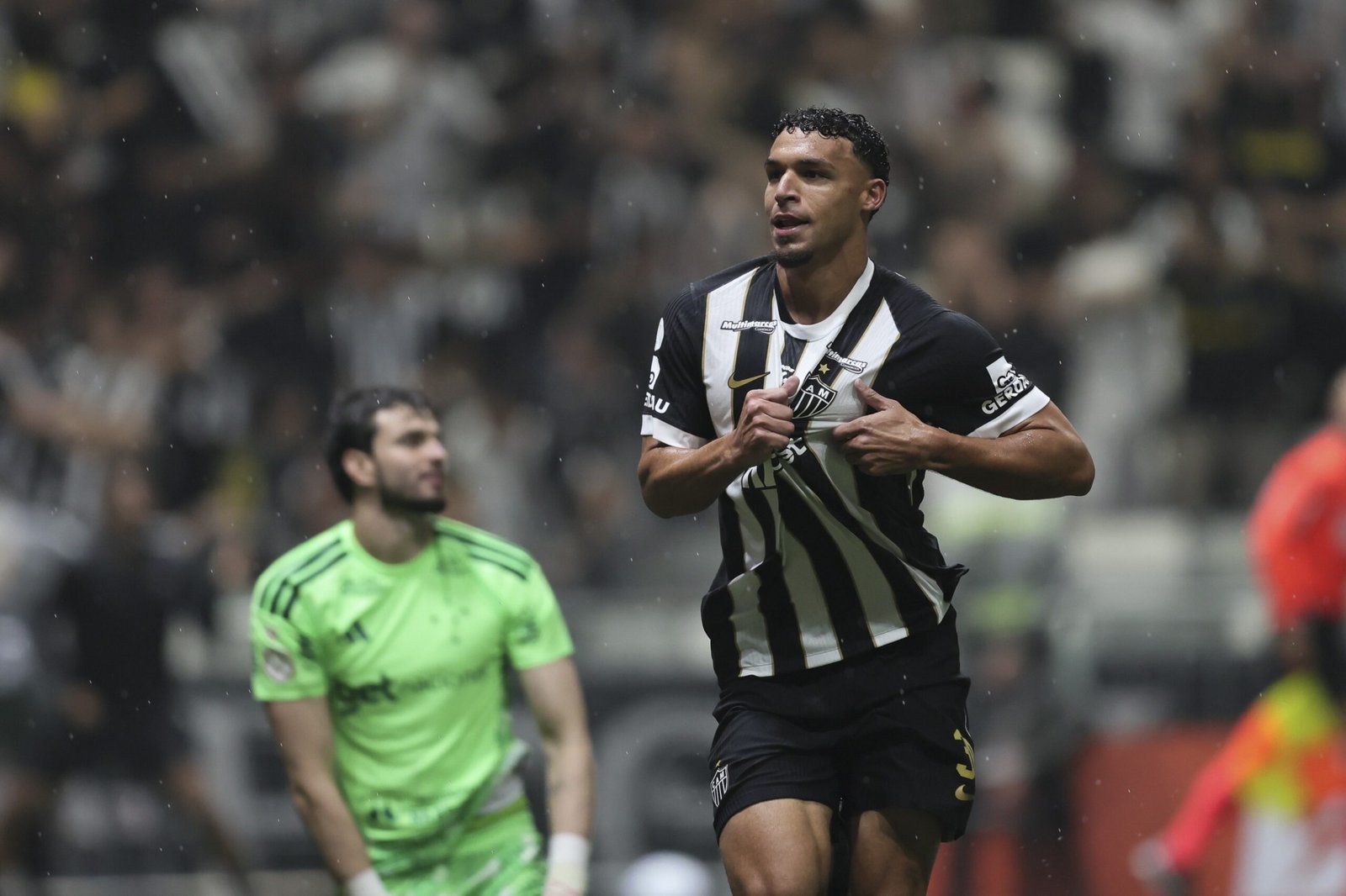 Ex-Flamengo, meia do Atlético-MG vive temporada mais goleadora e acirra disputa por artilharia