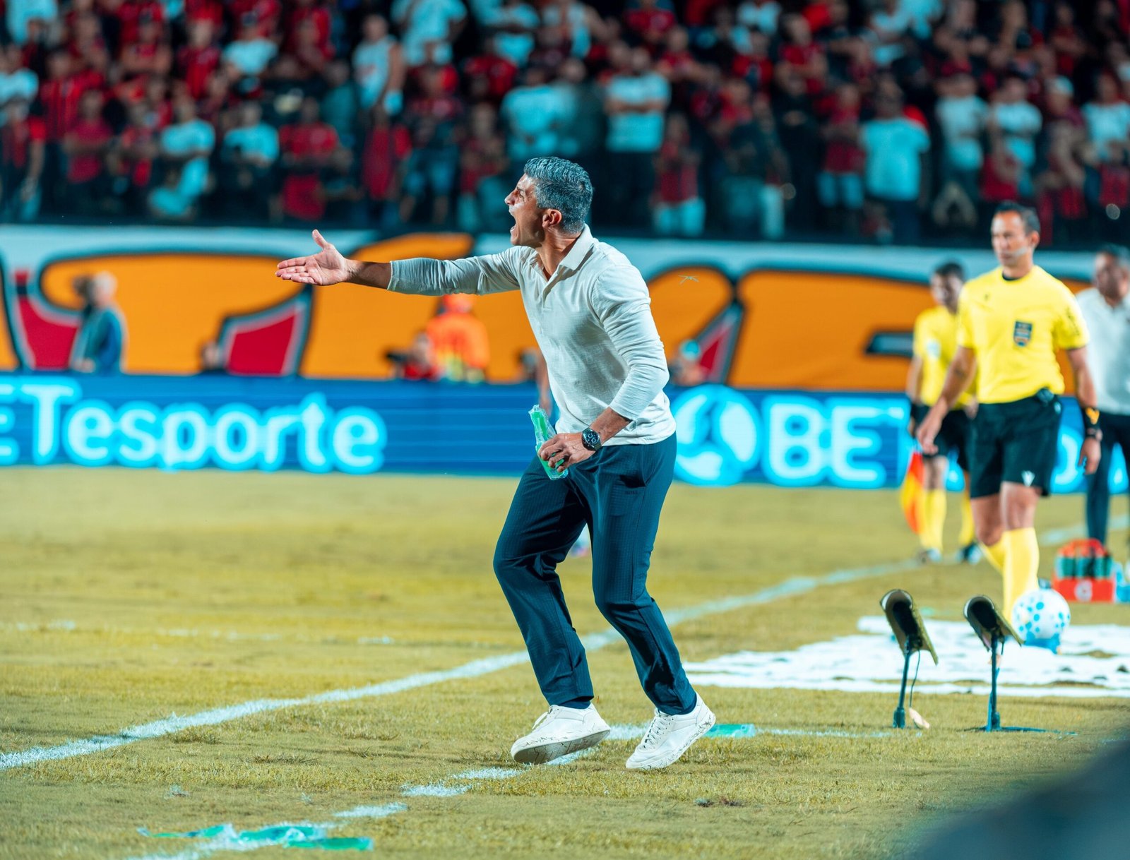 Pedro Emanuel destaca postura e mentalidade do Vasco no Barradão: “Viemos para ganhar”