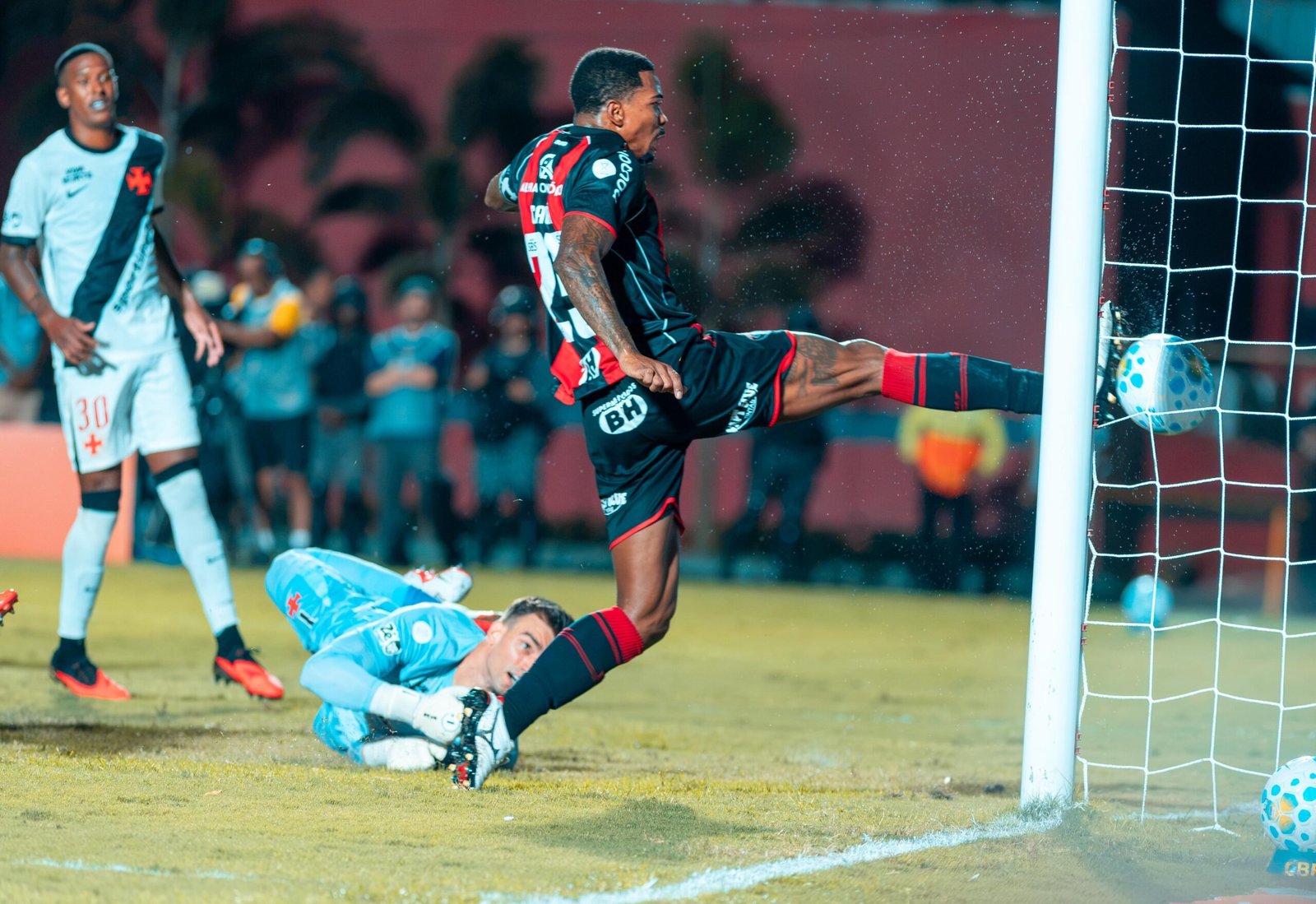 Cacá lamenta eliminação do Vitória, mas chama atenção para Brasileiro: “Ano não acabou”
