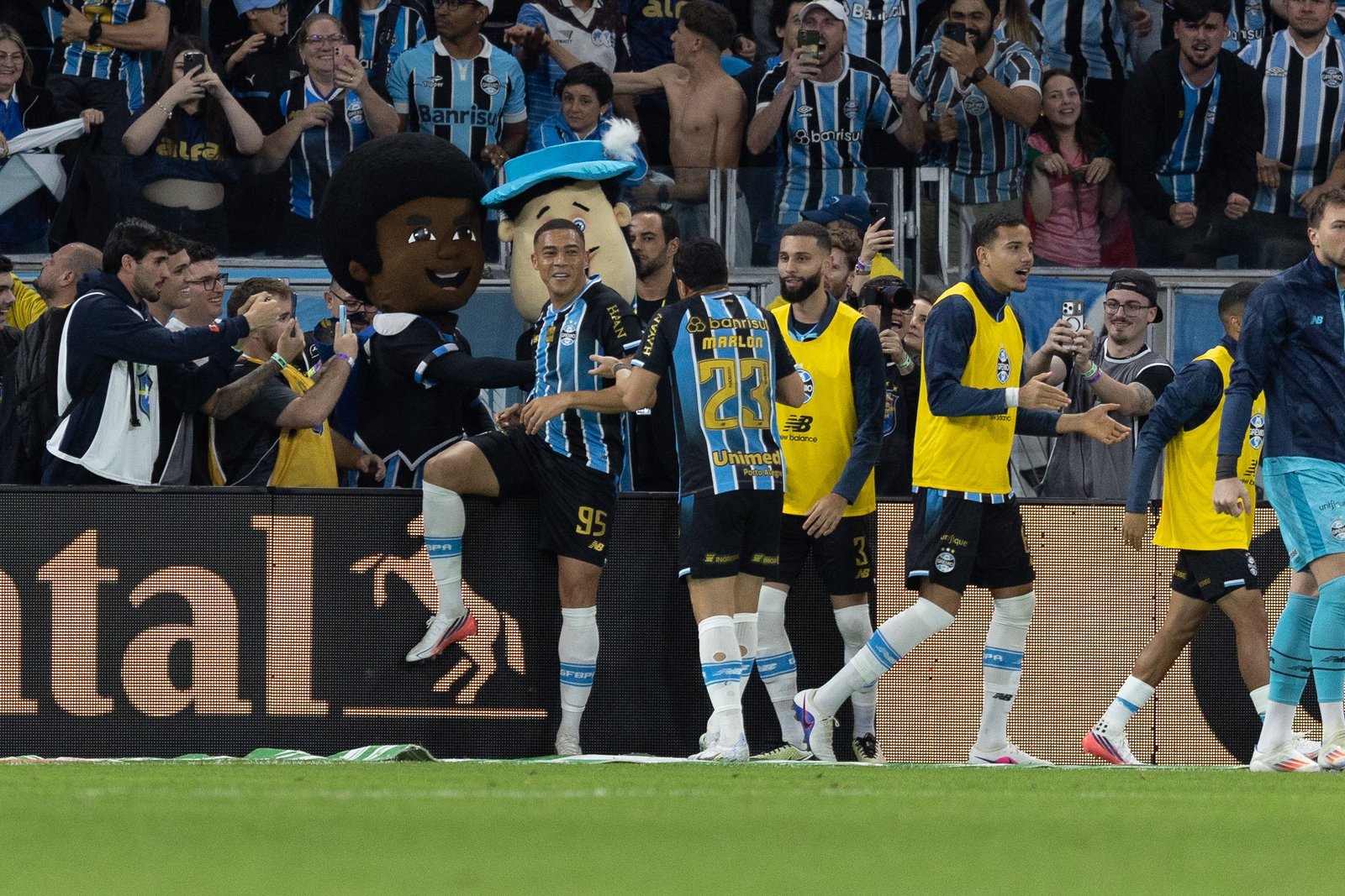 Atuações do Grêmio: Carlos Vinicius comanda vitória no Gre-Nal da Copa do Brasil; dê suas notas