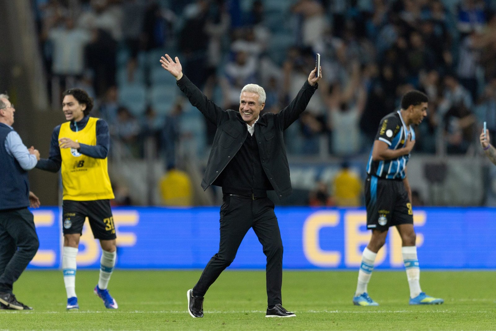 Análise: Grêmio faz do Inter freguês e dá alívio a Luís Castro com vaga na Copa do Brasil