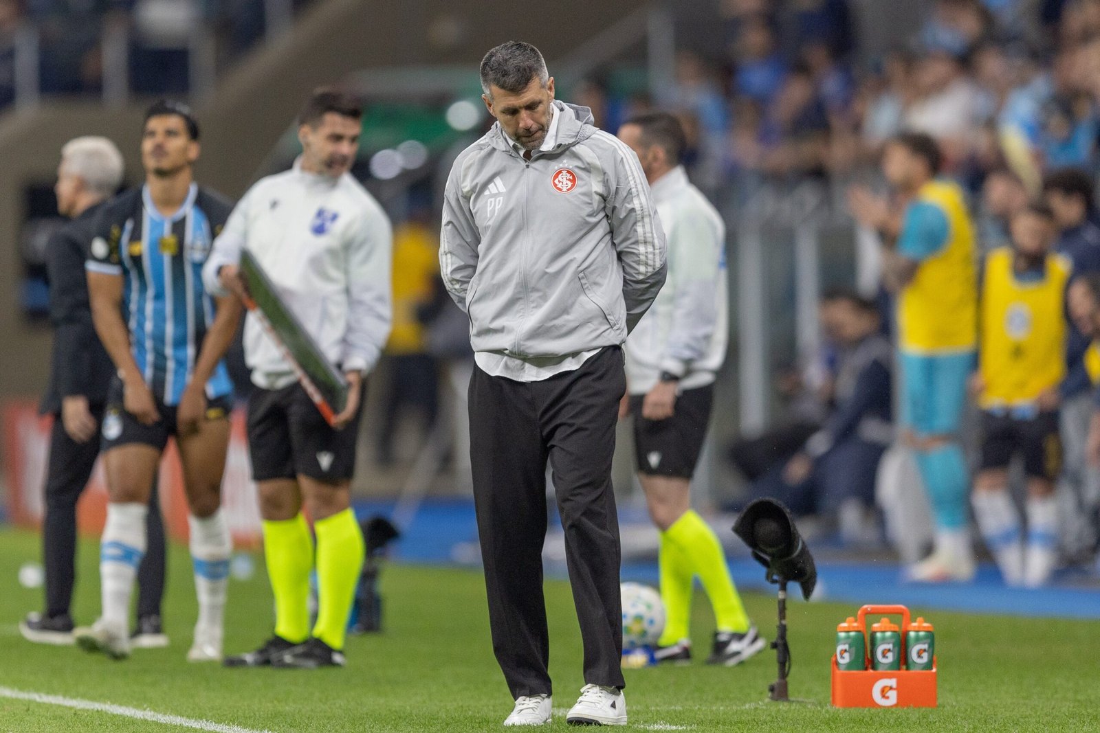Análise: Inter é atropelado pelo Grêmio, dança a valsa, e Pezzolano sobrevive até domingo
