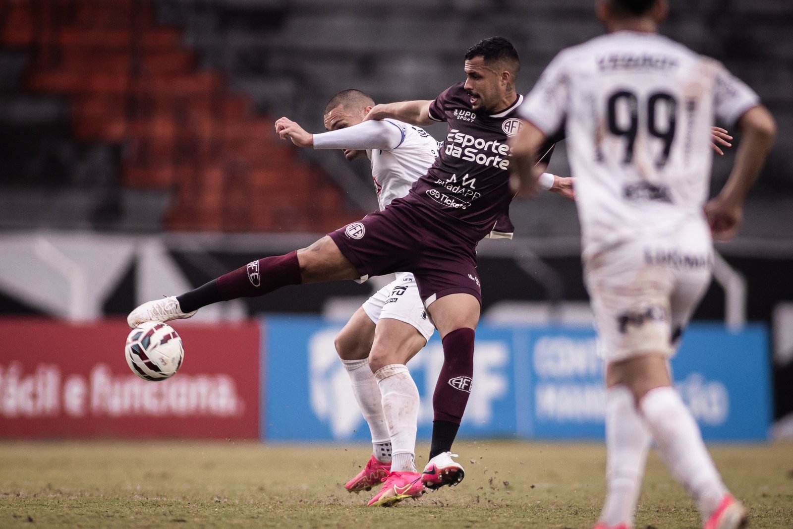 Ferroviária volta a levar três gols em uma partida e liga alerta