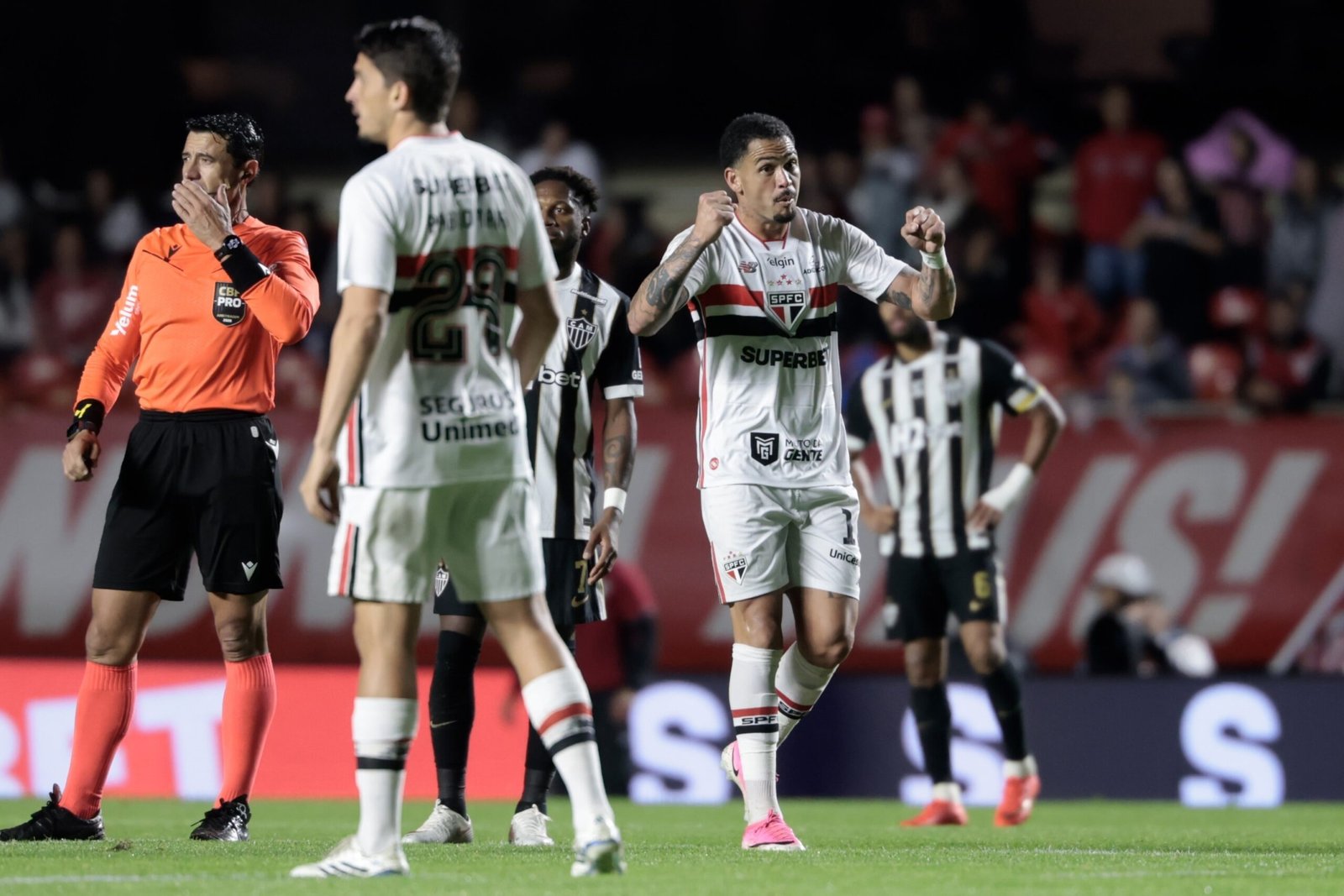 Análise: Atlético-MG cai em enxurrada de finalizações, mas derrota na “hora certa” tem efeito mínimo