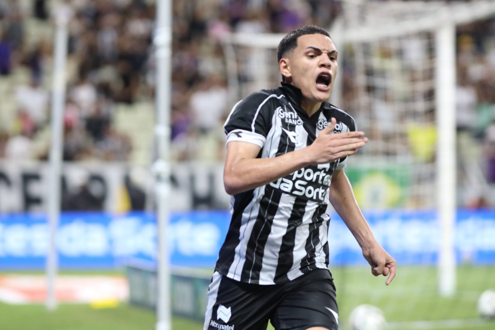 Artilheiro do Ceará na Série B, Melk comemora gol e vitória que tirou equipe do Z4