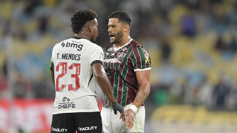 Árbitro peita Canobbio e é criticado por Hulk em Fluminense x Vasco; veja o lance