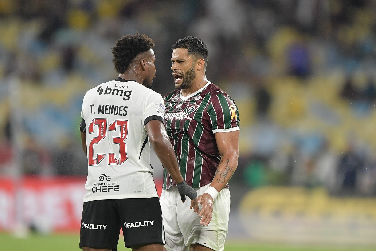 Árbitro peita Canobbio e é criticado por Hulk em Fluminense x Vasco; veja o lance