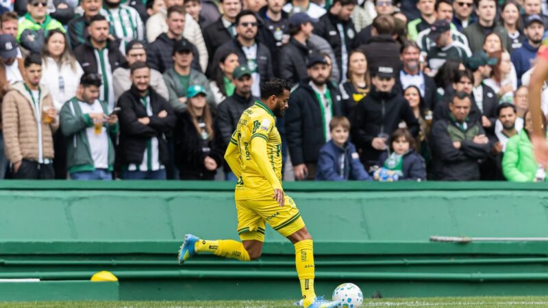 Reinaldo detona arbitragem em Coritiba x Mirassol: “Vamos falar com eles, é uma ‘perna’ danada”