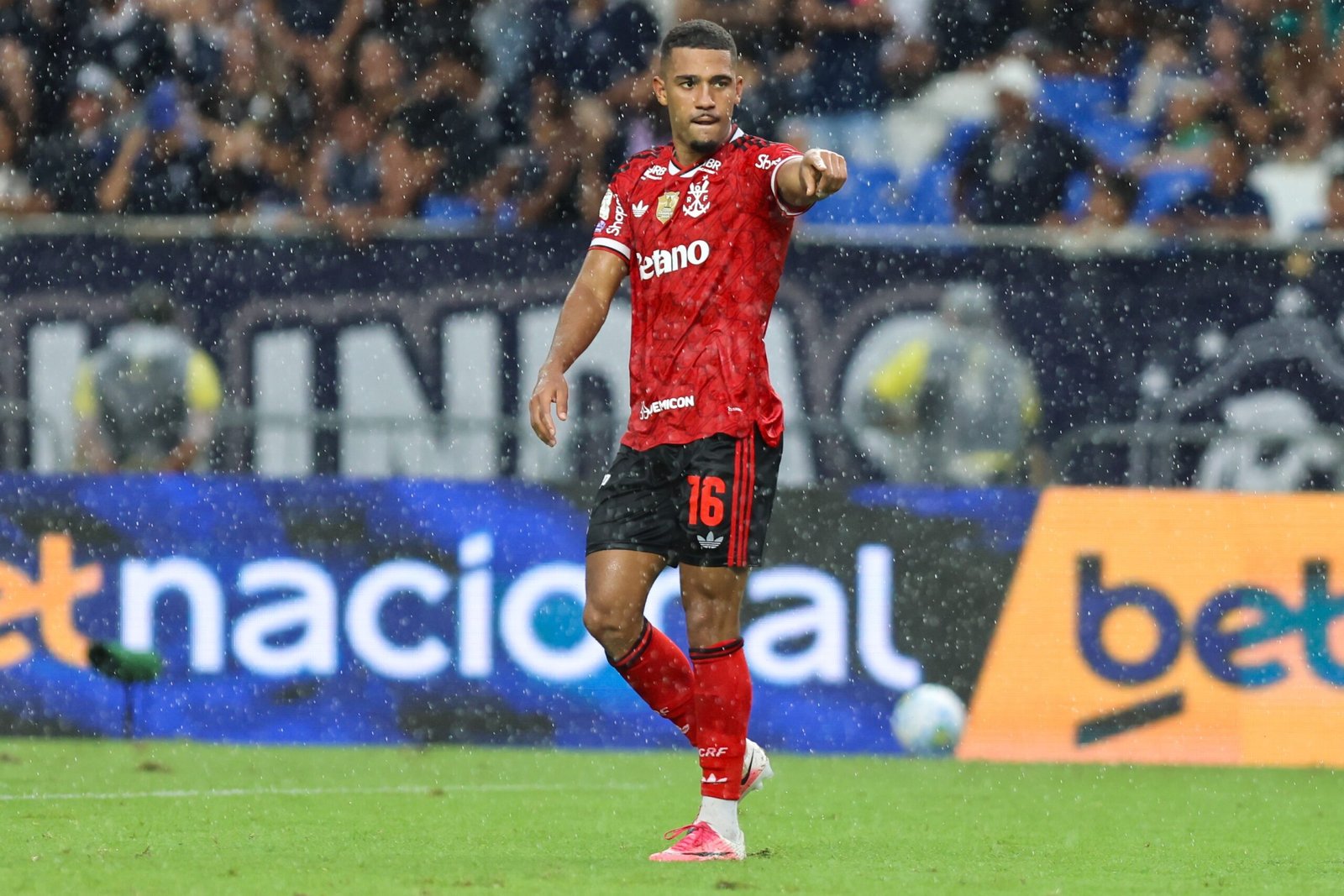 Samuel Lino ultrapassa Viveros e é o maior pontuador do Cartola no returno