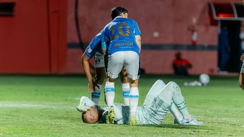 Goleiro do Grêmio, Weverton cai no gramado antes do início de jogo contra o Vitória; veja vídeo