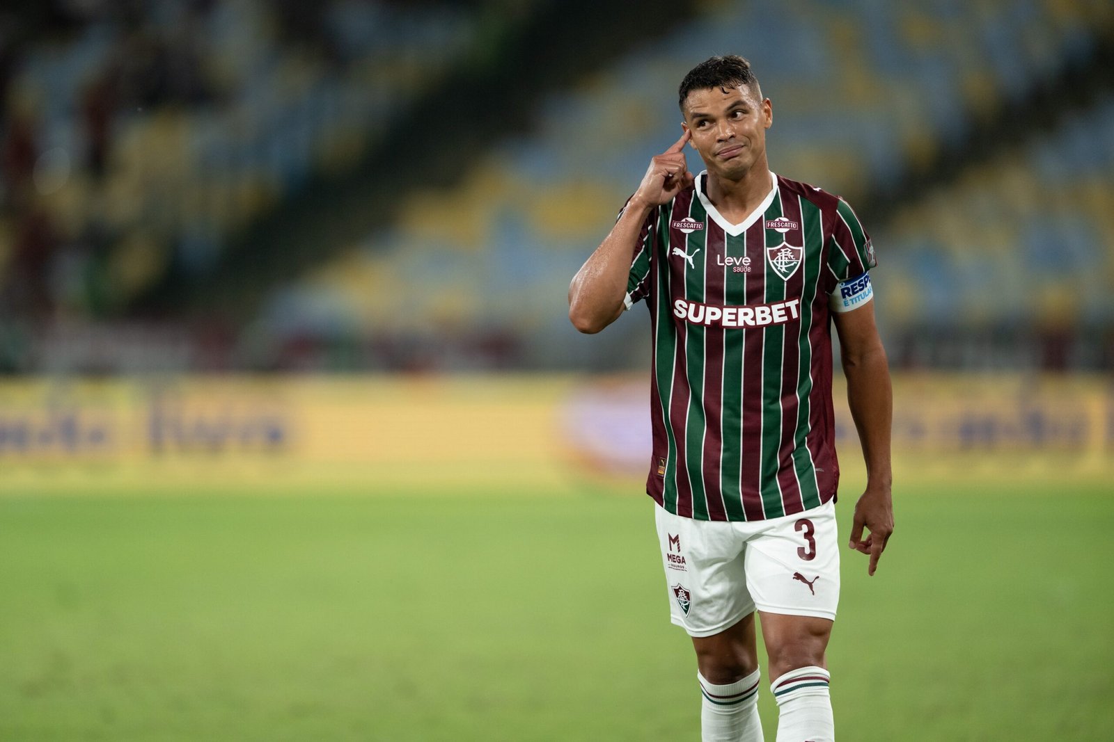 Thiago Silva brinca com chapéu em Fluminense x Platense: “O último foi no Cristiano Ronaldo”; compare