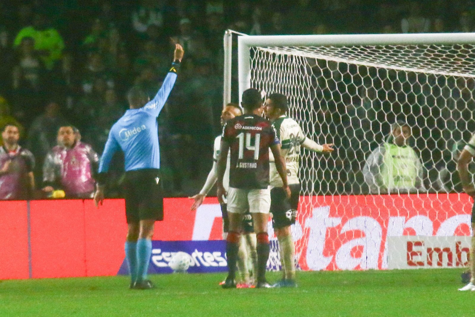 Tempo de bola em jogo, minuto fora e lei Vini Jr: veja o balanço das novas regras no Brasileirão