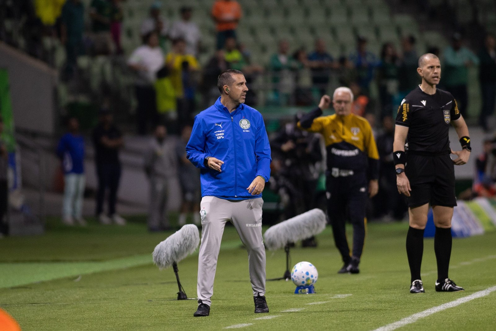 Auxiliar do Palmeiras comenta punição a Abel e explica preparação para vencer clássico