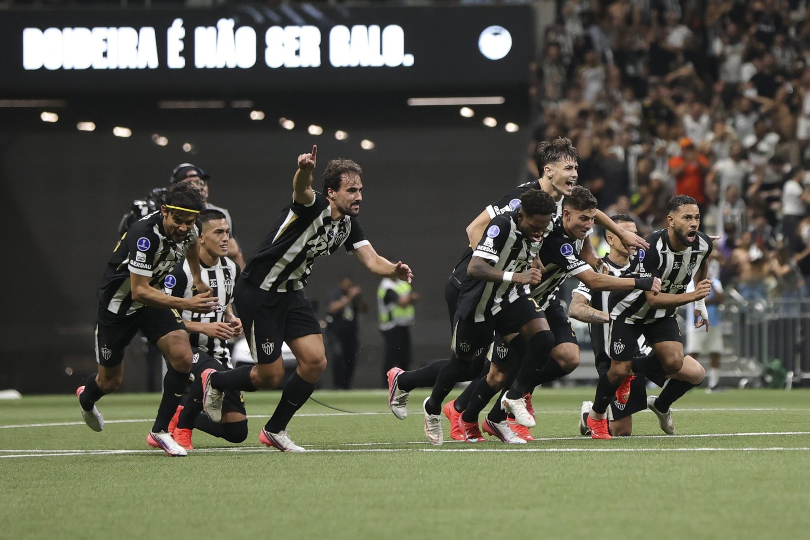 Análise: Atlético-MG relembra “anos de ouro”, faz Arena MRV de caldeirão e reforça obsessão