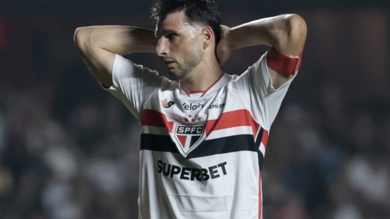 Calleri recebe terceiro amarelo e desfalca o São Paulo em clássico contra o Santos