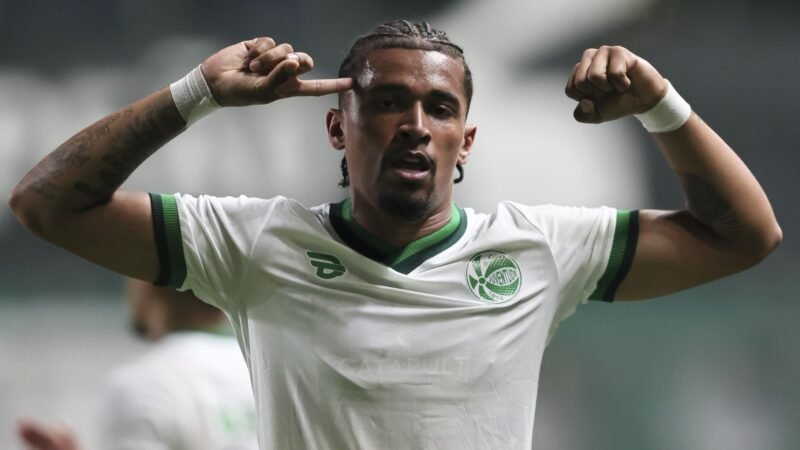Autor de gol da vitória do Juventude desabafa após ausência: “Parece que eu era o problema”