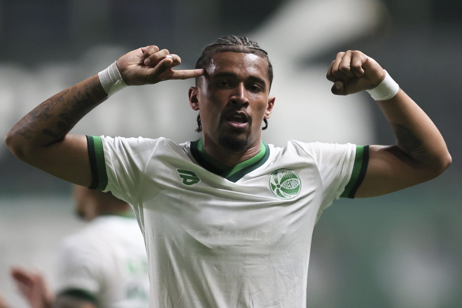 Autor de gol da vitória do Juventude desabafa após ausência: “Parece que eu era o problema”