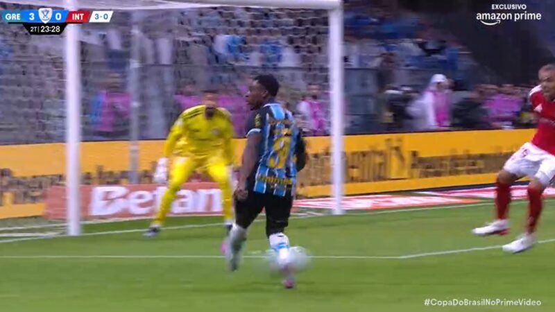 Amuzu dá passe à la Ronaldinho Gaúcho em terceiro gol do Grêmio no Gre-Nal; veja