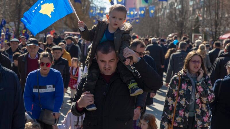 Parlamento de Kosovo reelege Albin Kurti como primeiro-ministro, mas crise política continua