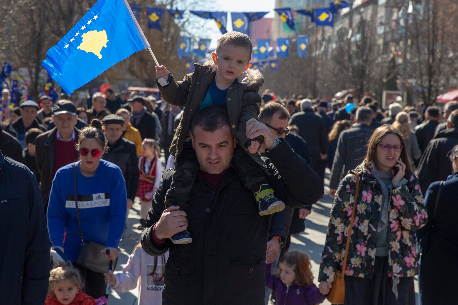 Parlamento de Kosovo reelege Albin Kurti como primeiro-ministro, mas crise política continua