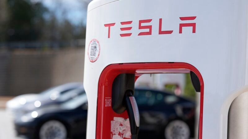 Tesla enfrenta julgamento por suposta discriminação contra trabalhadores negros