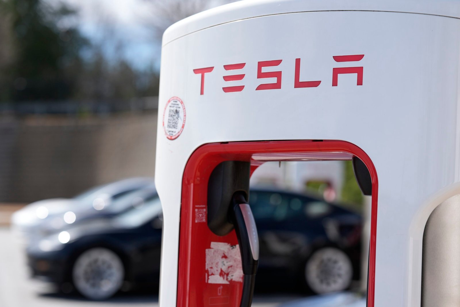 Tesla enfrenta julgamento por suposta discriminação contra trabalhadores negros
