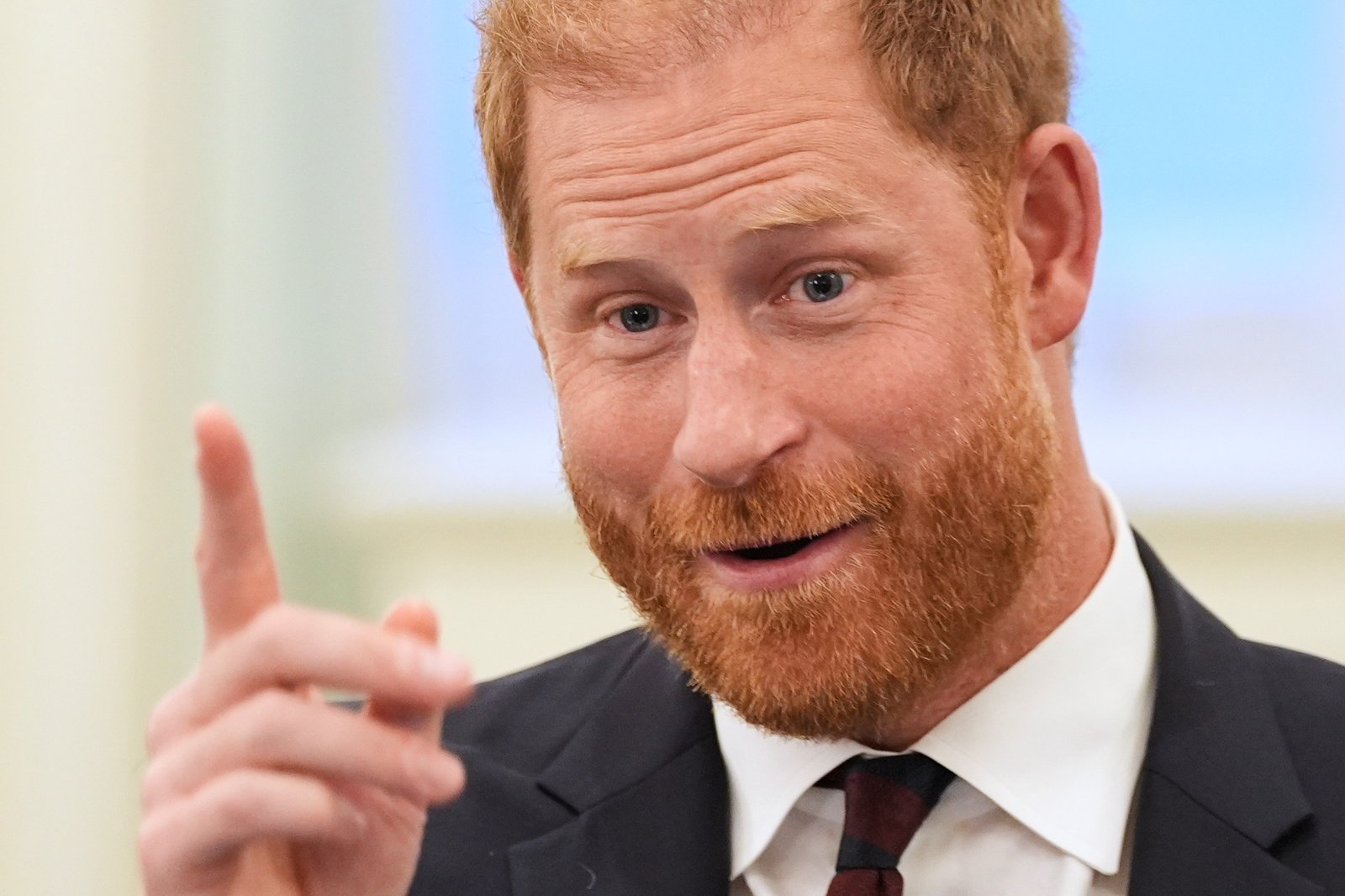 Rei Charles III reitera status de Harry e Meghan após retorno ao Reino Unido; casal se diz ‘surpreso’